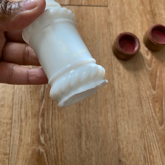 Vintage milk glass salt & pepper shakers - Picture 5 of 9